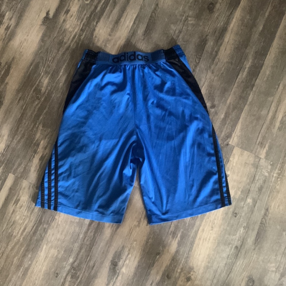 Adidas basketball shorts in good condition no stains or tears faded logo on back - Picture 4 of 6